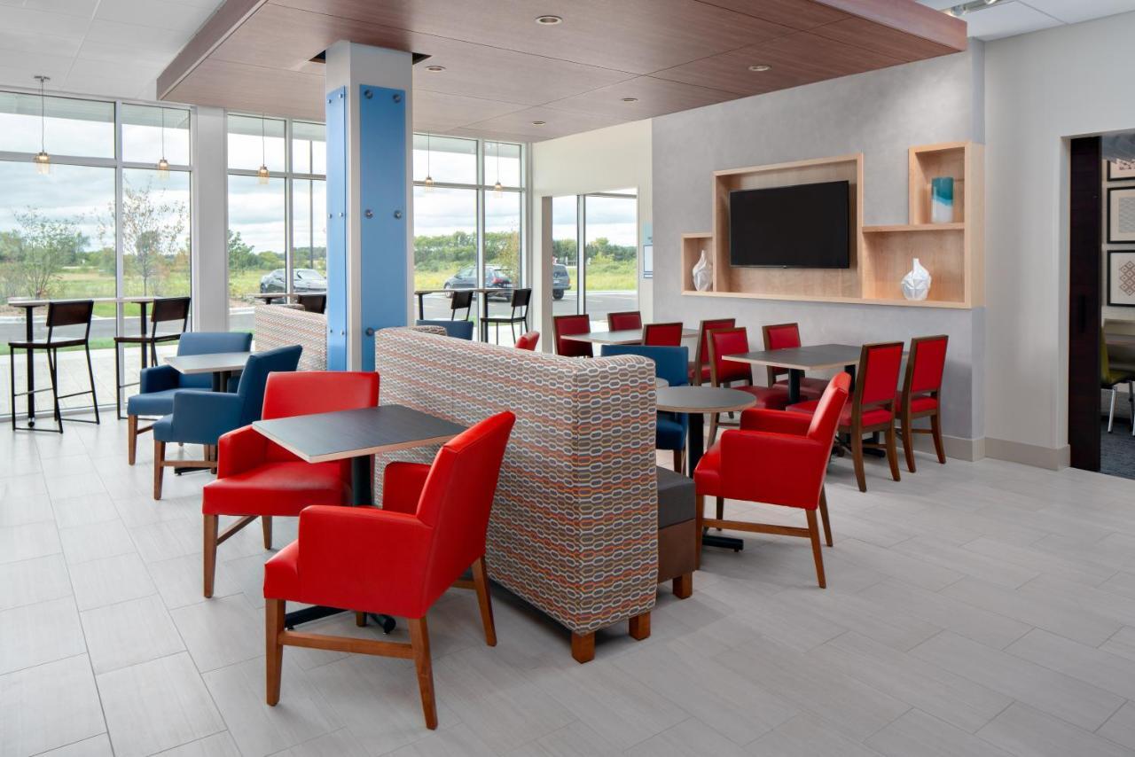 Holiday Inn Express & Suites - Elkhorn - Lake Geneva Area By Ihg Екстер'єр фото