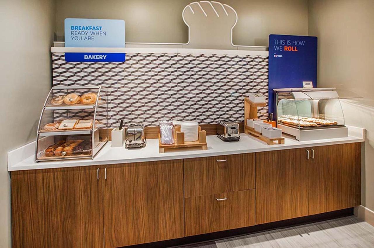 Holiday Inn Express & Suites - Elkhorn - Lake Geneva Area By Ihg Екстер'єр фото